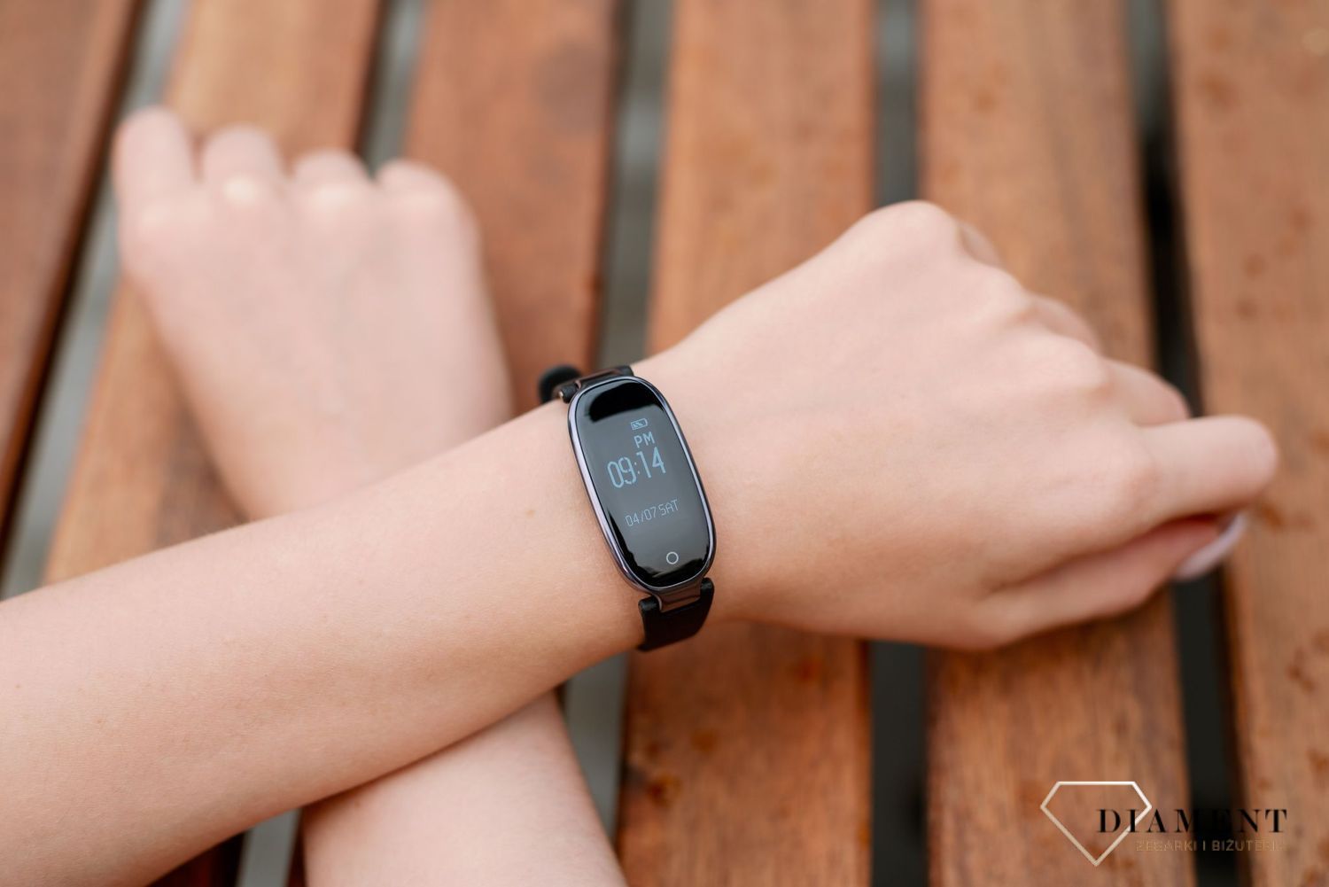 Modny zegarek w nowoczesnej formie smartwatcha to świetny i praktyczny dodatek pasujący do wielu stylizacji. Idealny pomysł na prezent. Smartwatch w kolorze czarnym.  (1).jpg